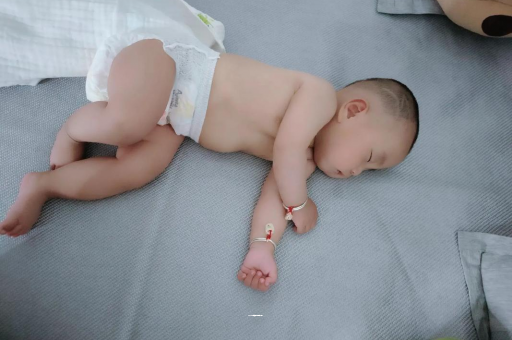 新疆几个月宝宝会抬头